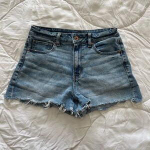 Stretchy, high waisted jean shorts size 6